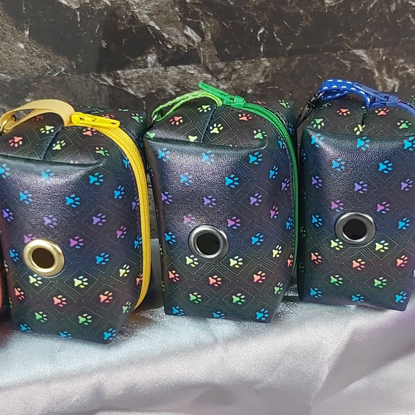 Distributeur de sacs à caca pour chien