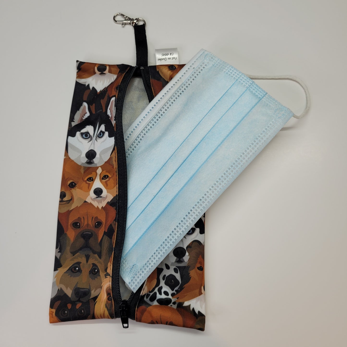 Etui imperméable pour masques