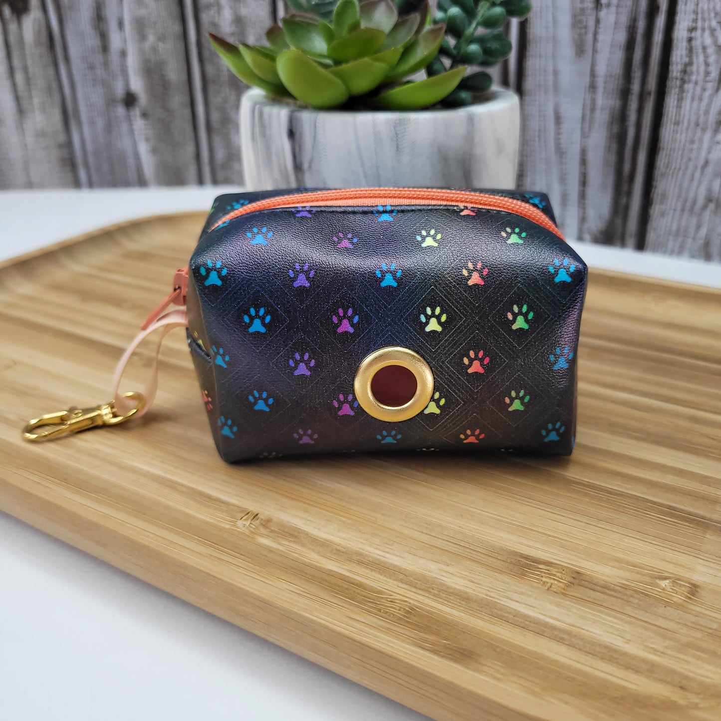 Distributeur de sacs à caca pour chien