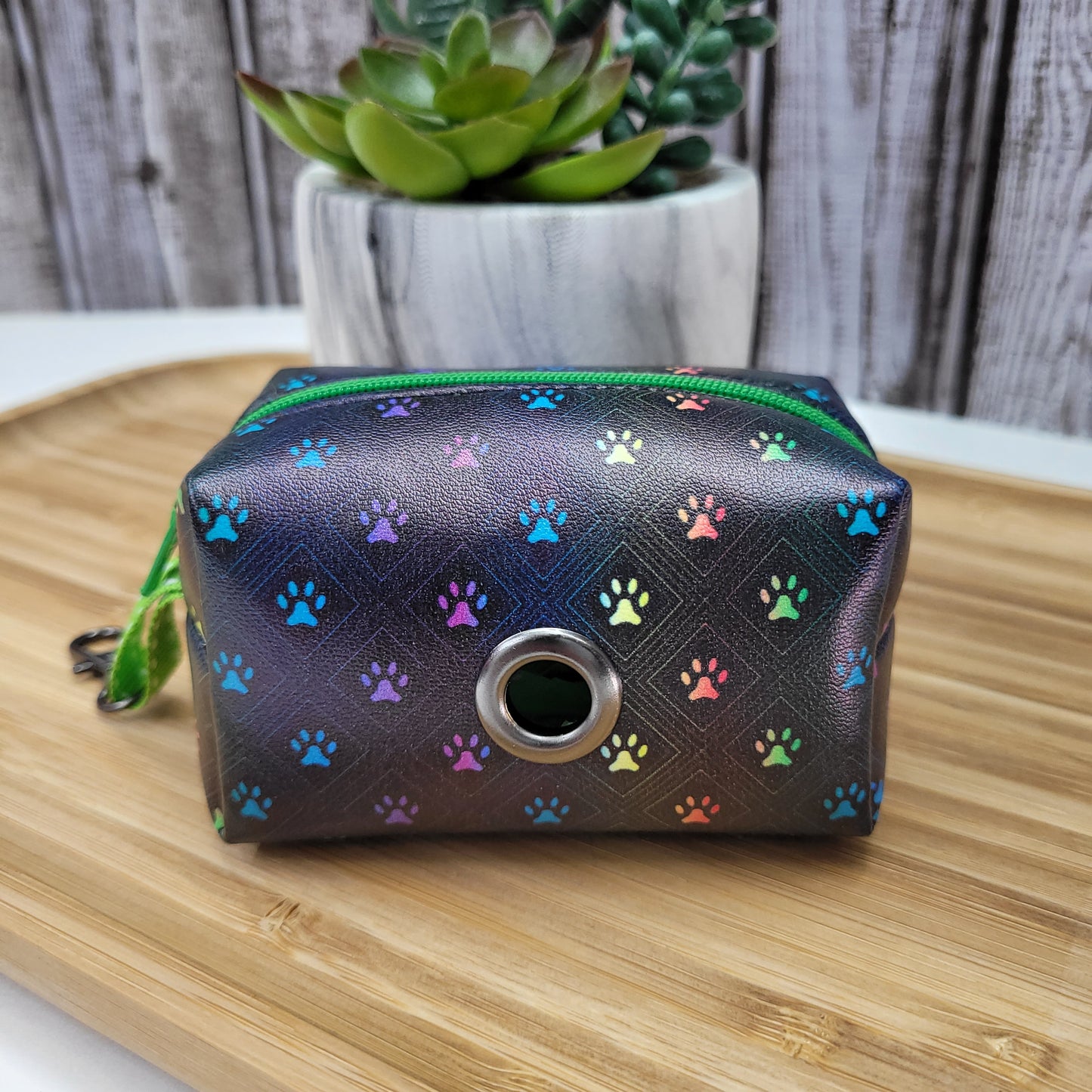 Distributeur de sacs à caca pour chien