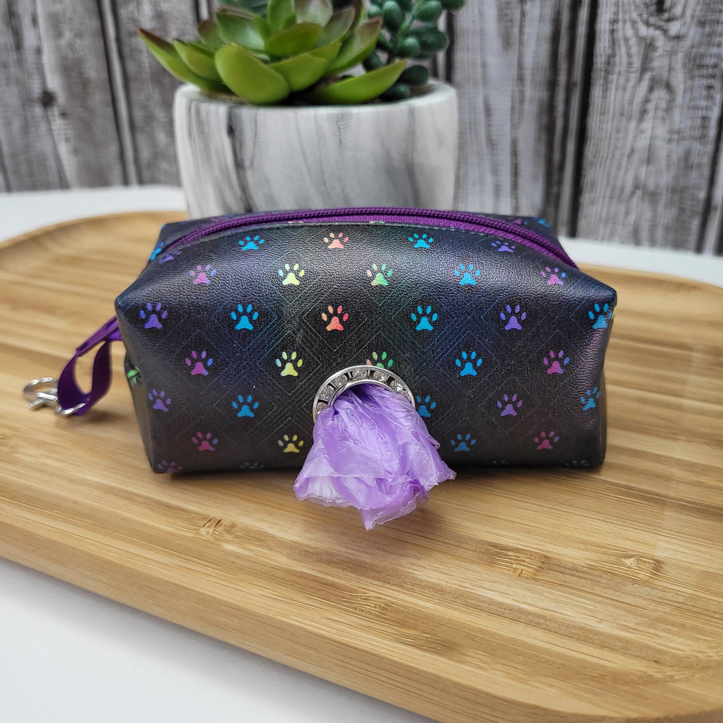 Distributeur de sacs à caca pour chien