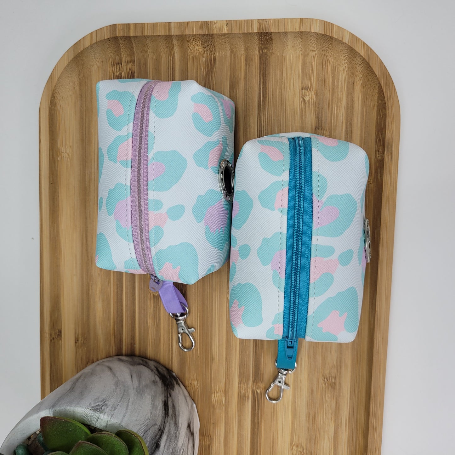 Distributeur de sacs à caca pour chien
