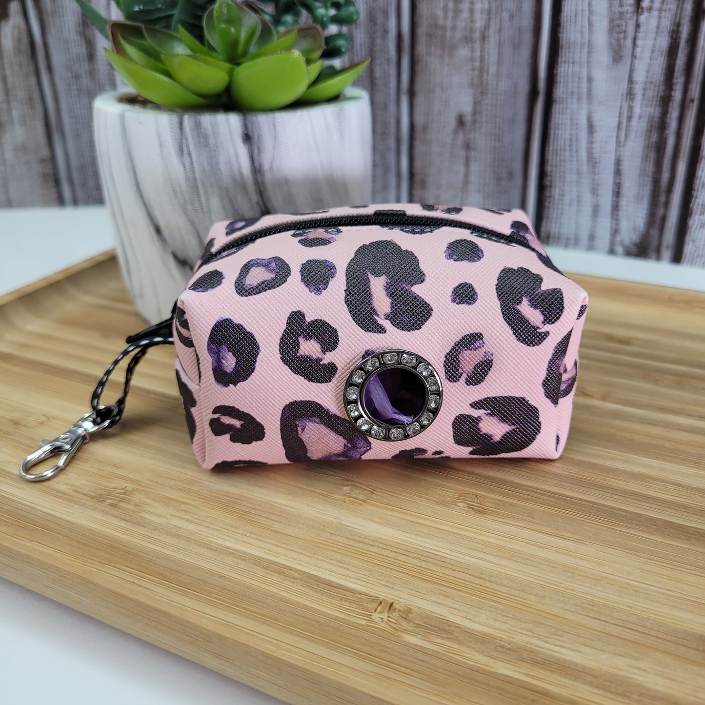 Distributeur de sacs à caca pour chien
