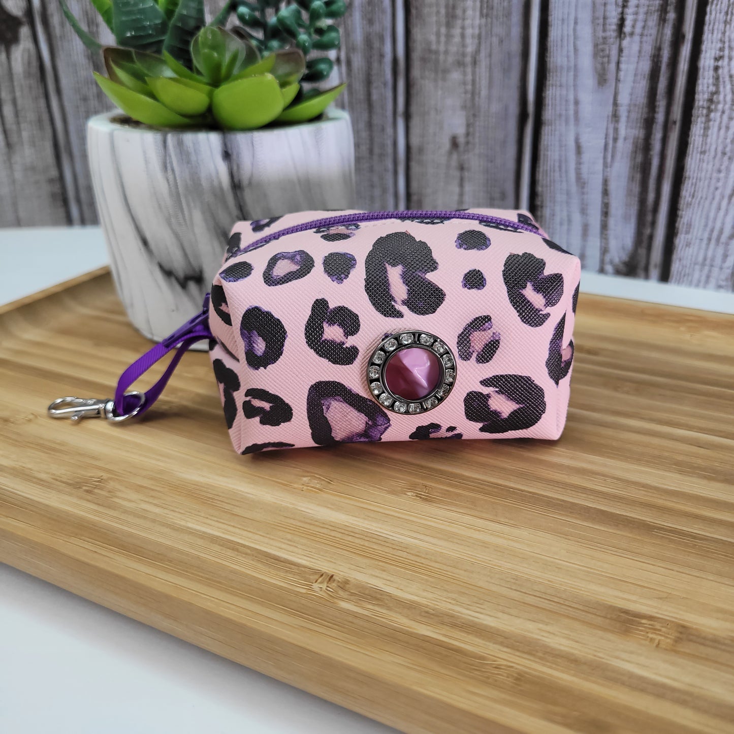 Distributeur de sacs à caca pour chien