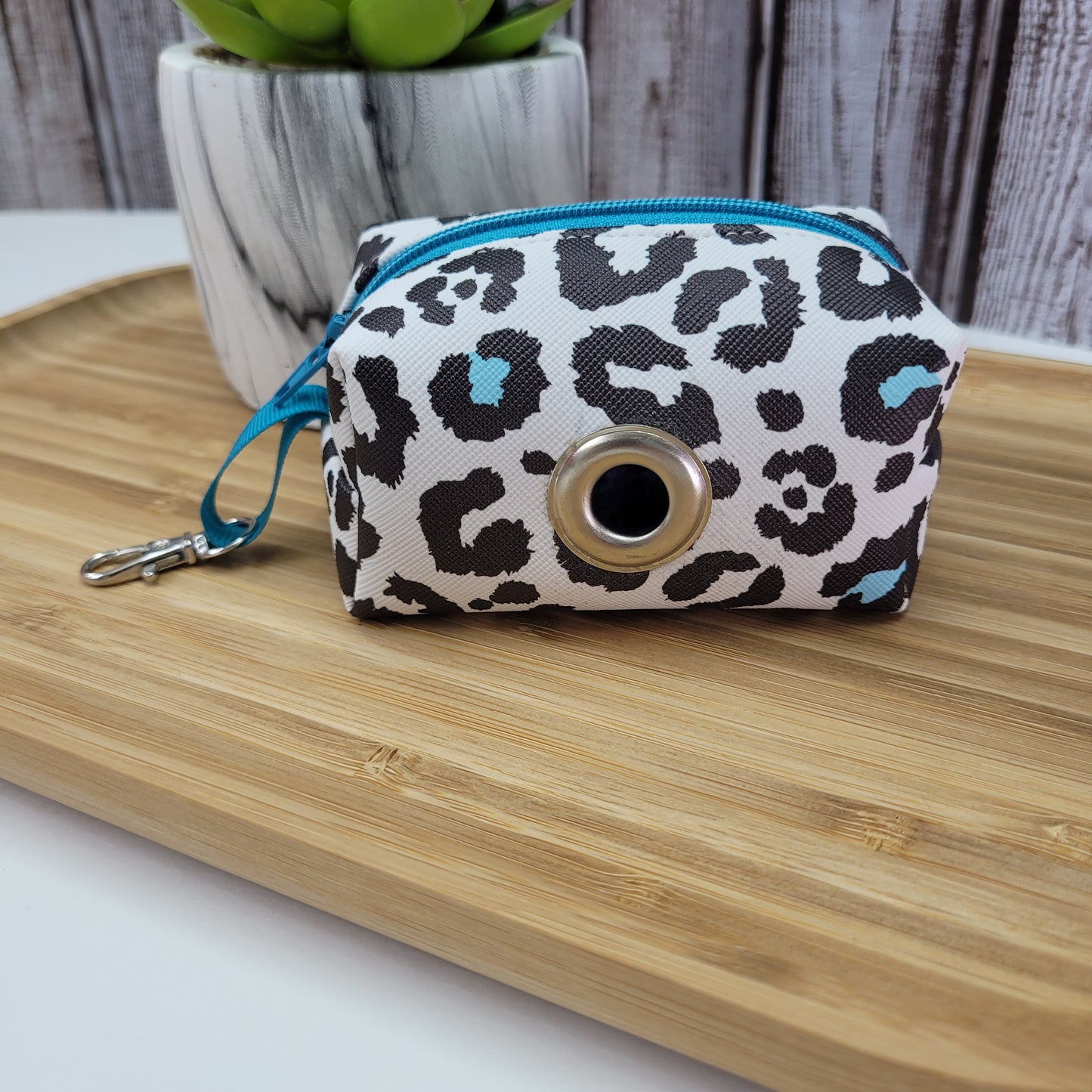 Distributeur de sacs à caca pour chien