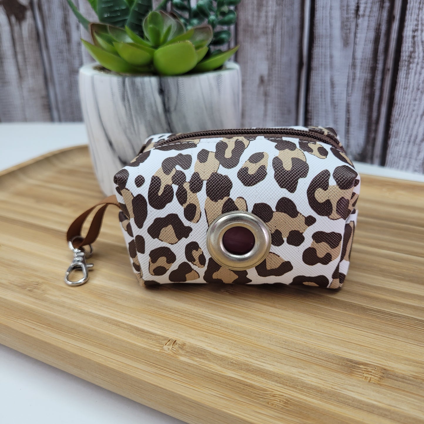 Distributeur de sacs à caca pour chien