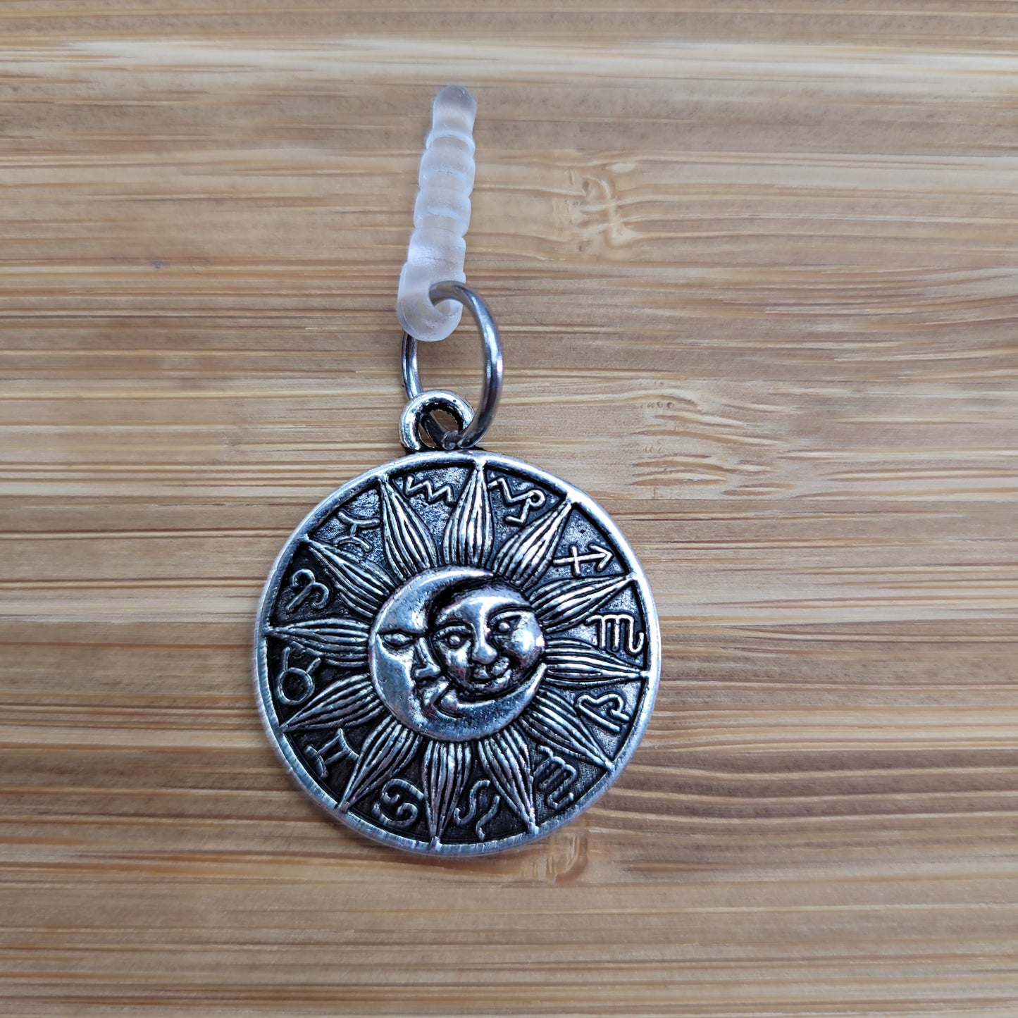 Pendentif pour cellulaire sur bouchon anti-poussière