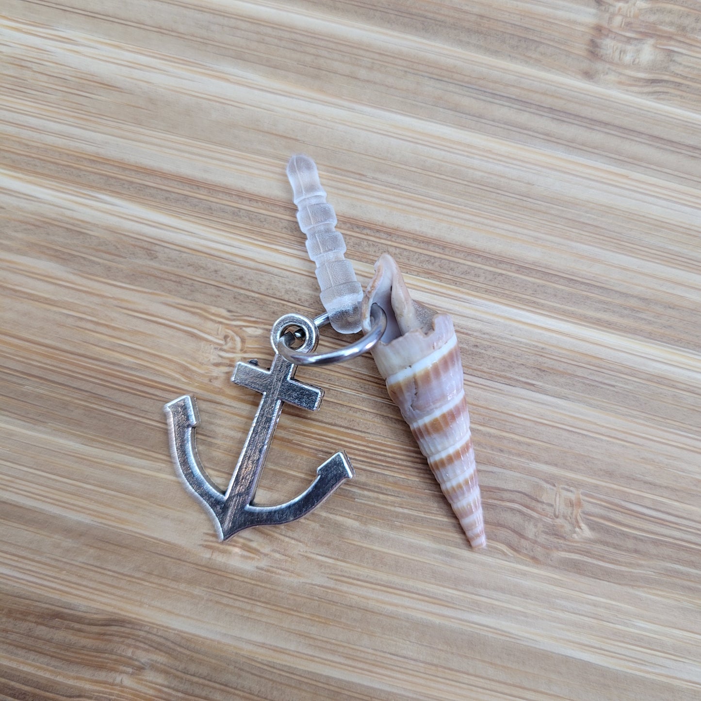Pendentif pour cellulaire sur bouchon anti-poussière