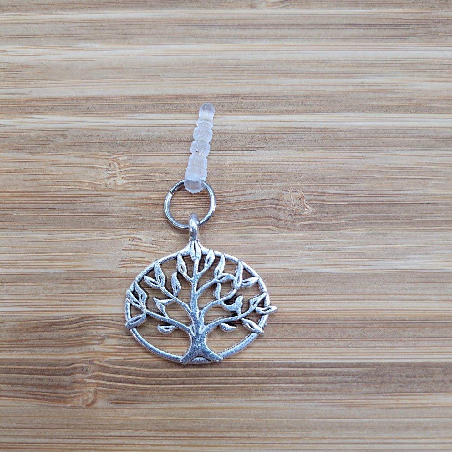 Pendentif pour cellulaire sur bouchon anti-poussière