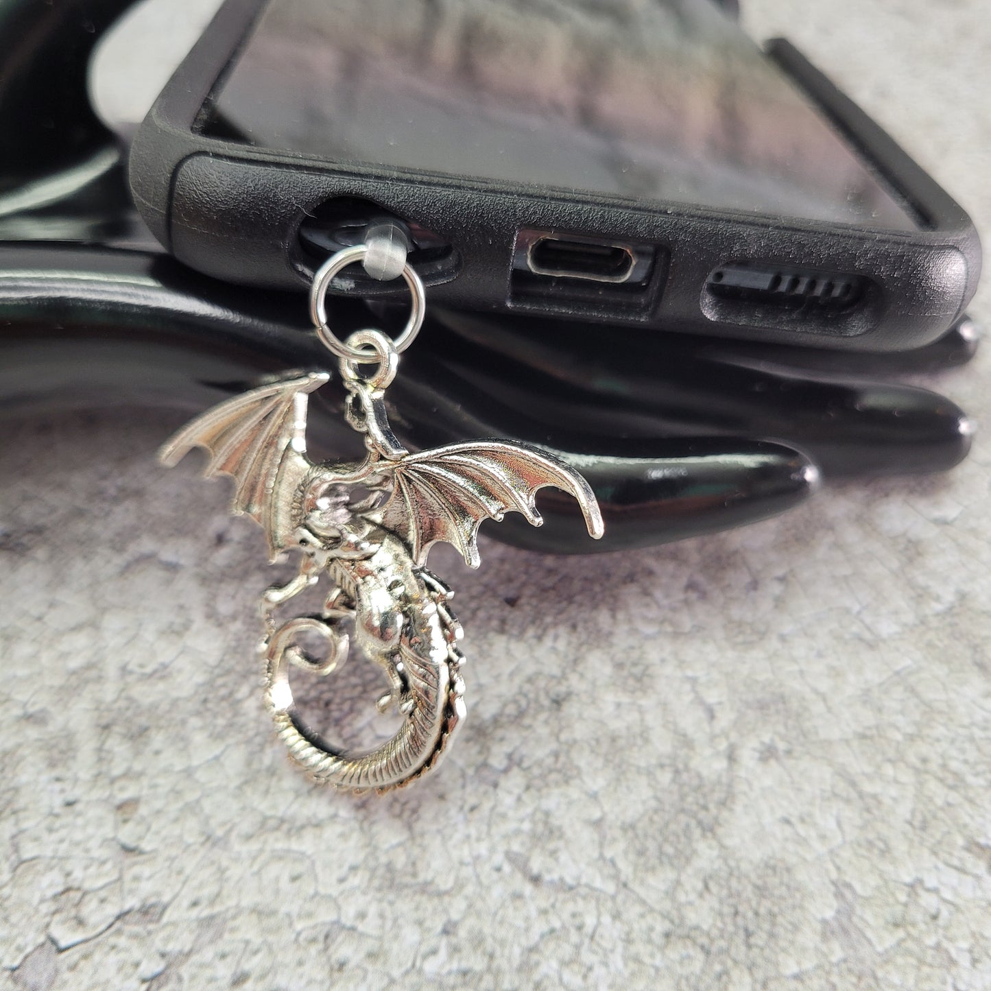 Pendentif pour cellulaire sur bouchon anti-poussière