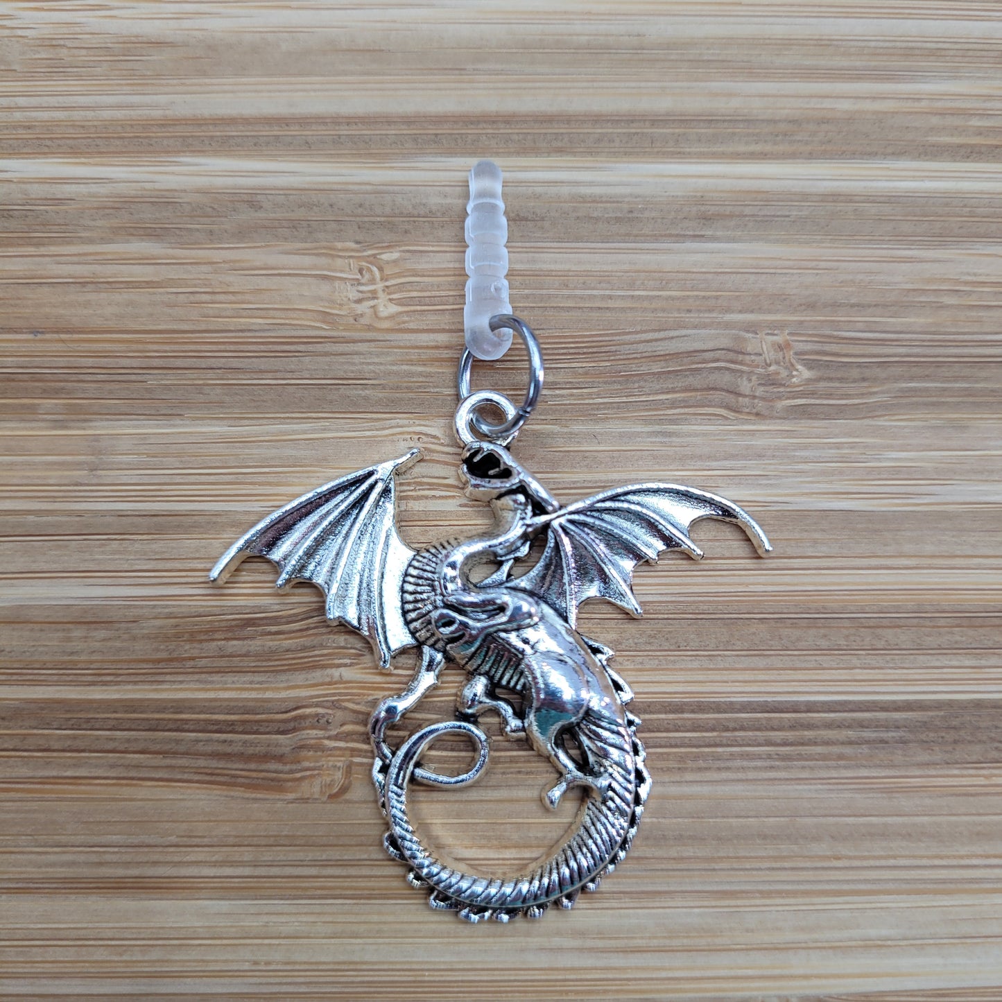 Pendentif pour cellulaire sur bouchon anti-poussière
