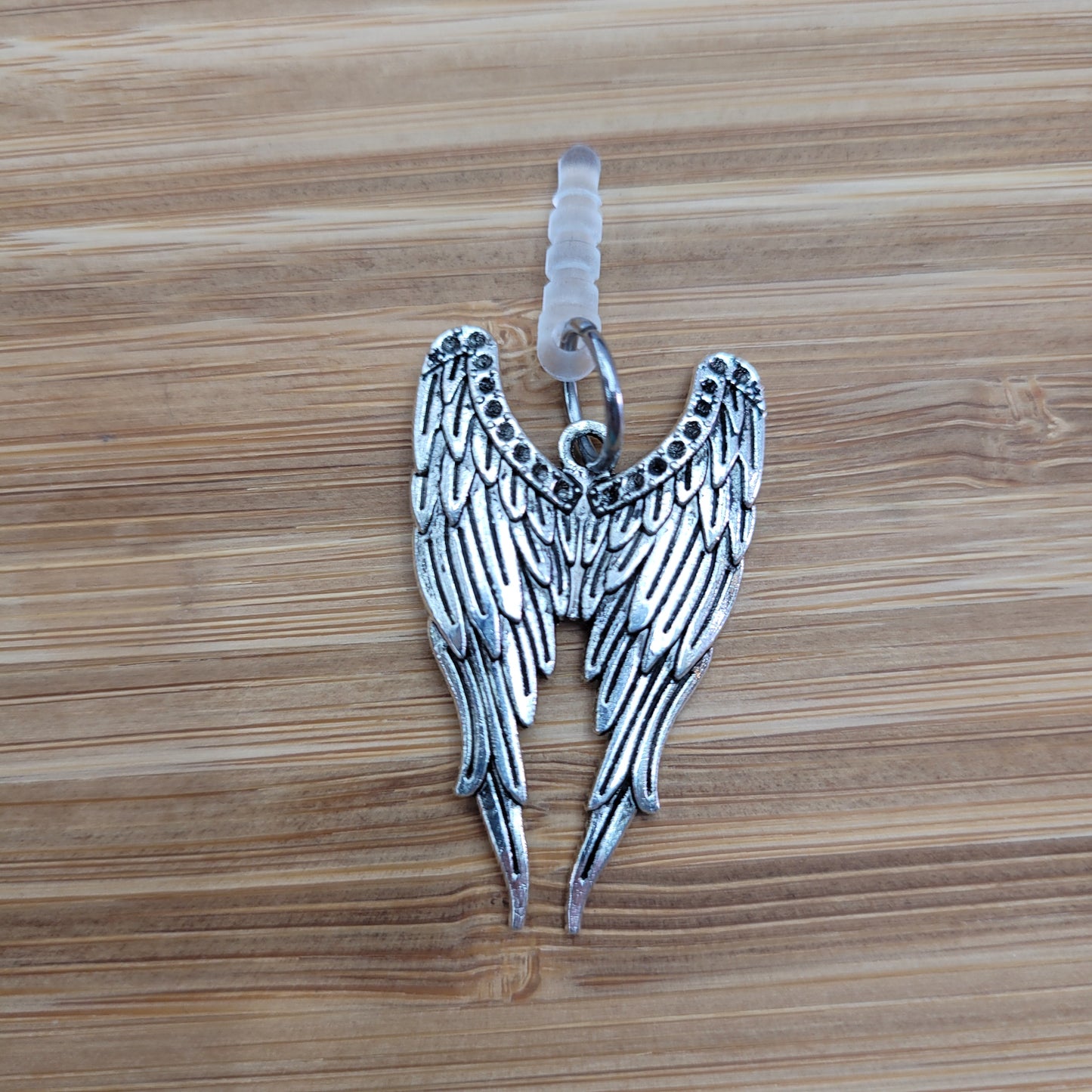 Pendentif pour cellulaire sur bouchon anti-poussière