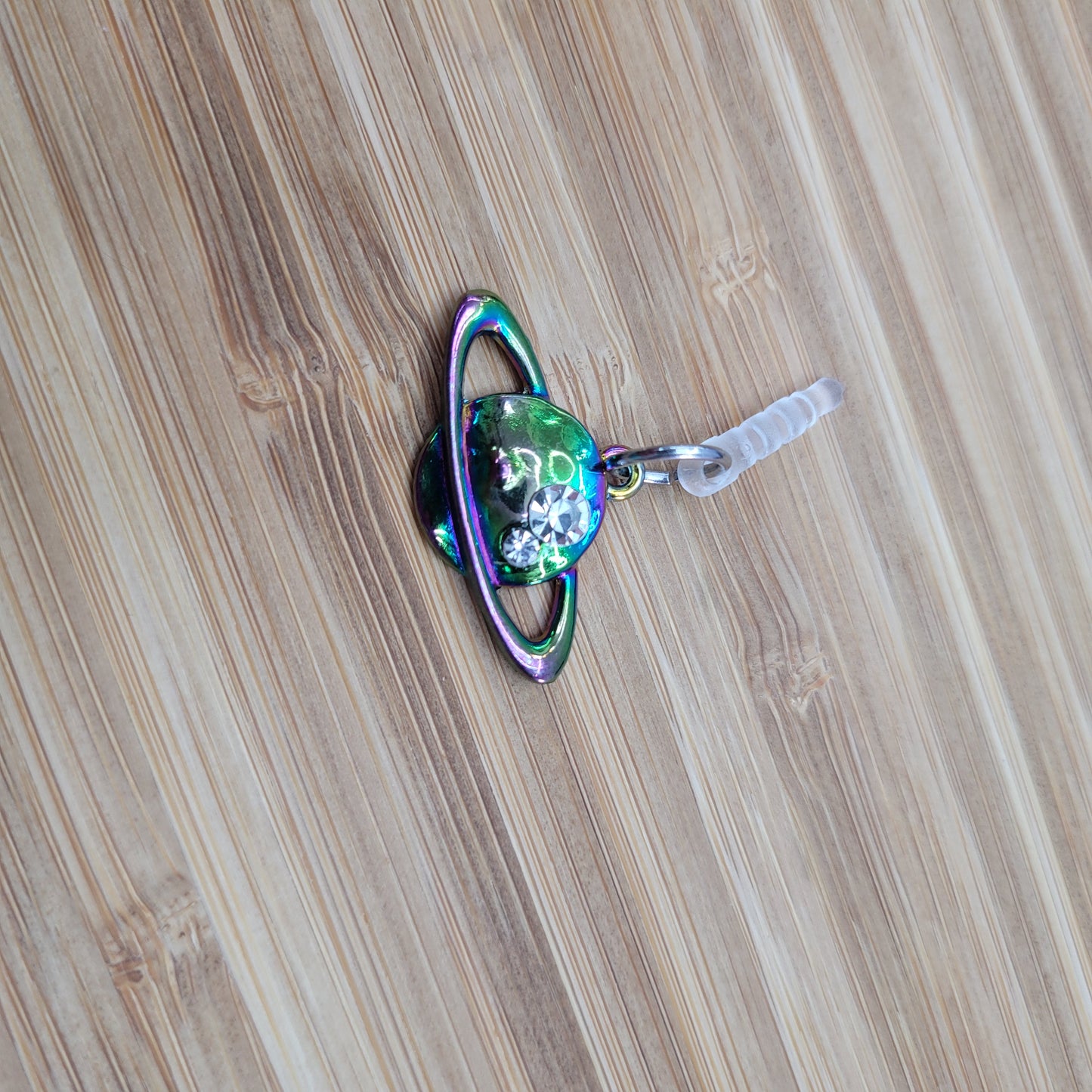 Pendentif pour cellulaire sur bouchon anti-poussière