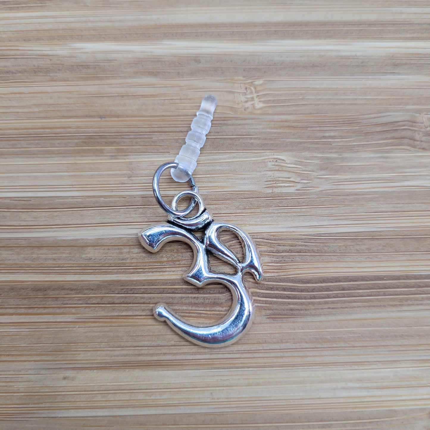 Pendentif pour cellulaire sur bouchon anti-poussière
