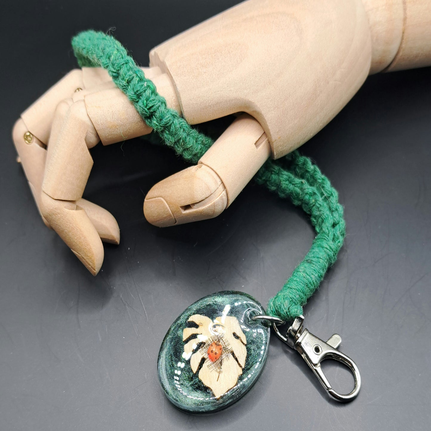 Dragonne porte-clés en macramé
