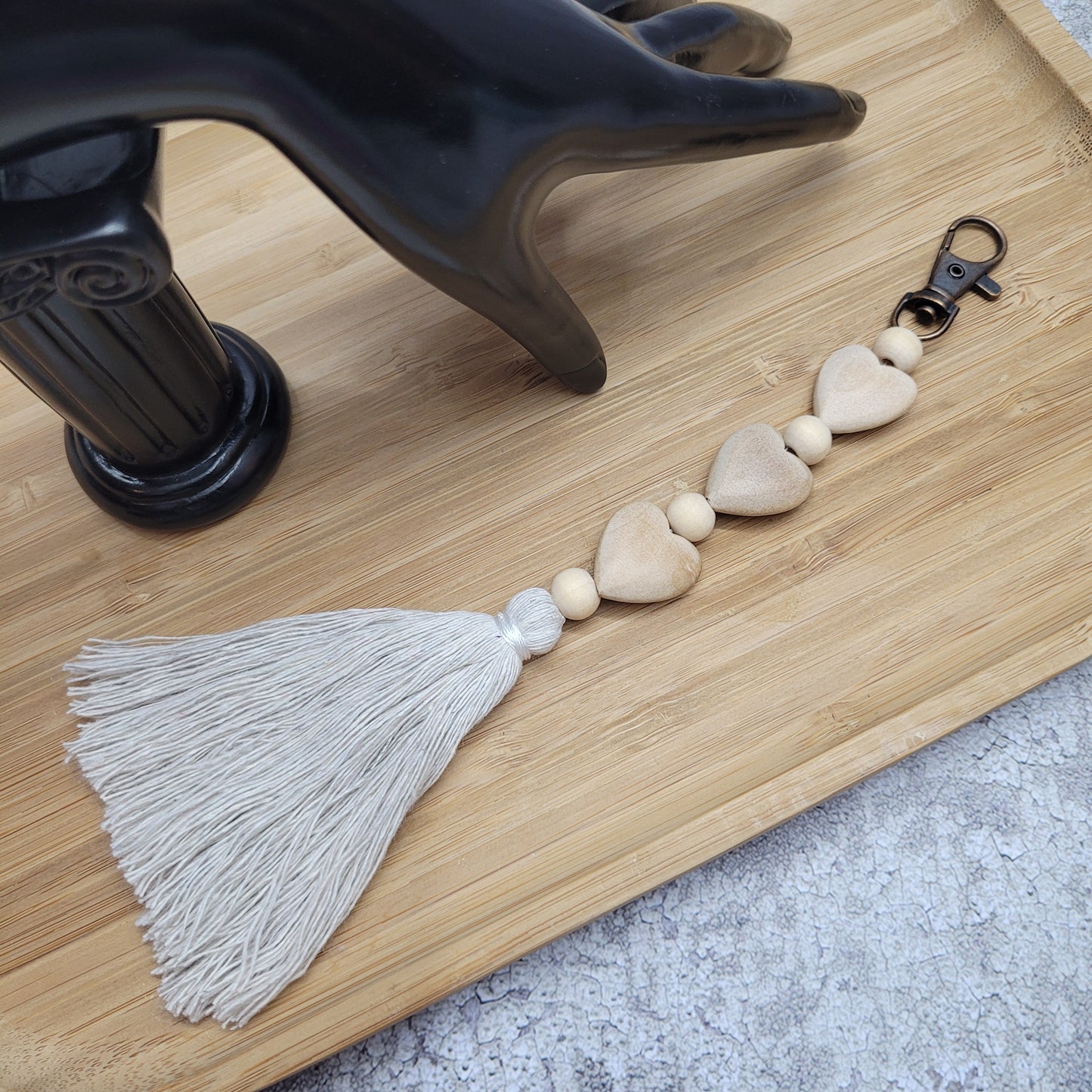 Bijou/porte-clés fait en perles de bois
