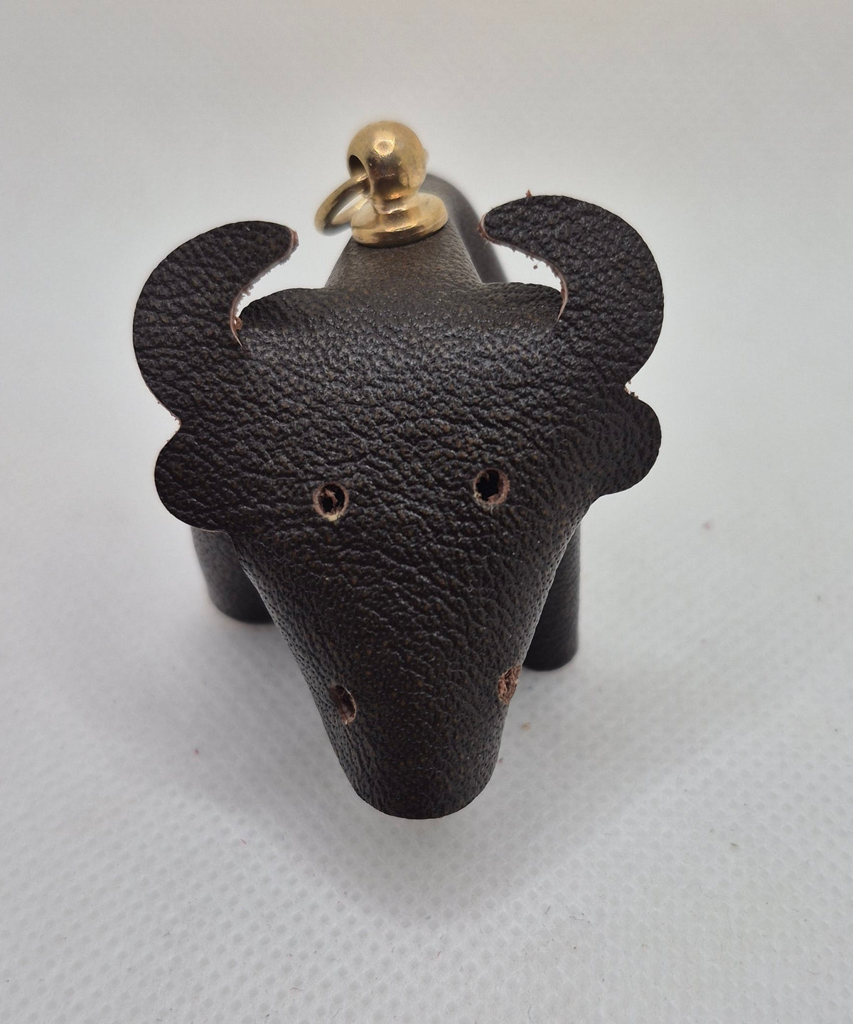 Parure en cuir en forme de taureau