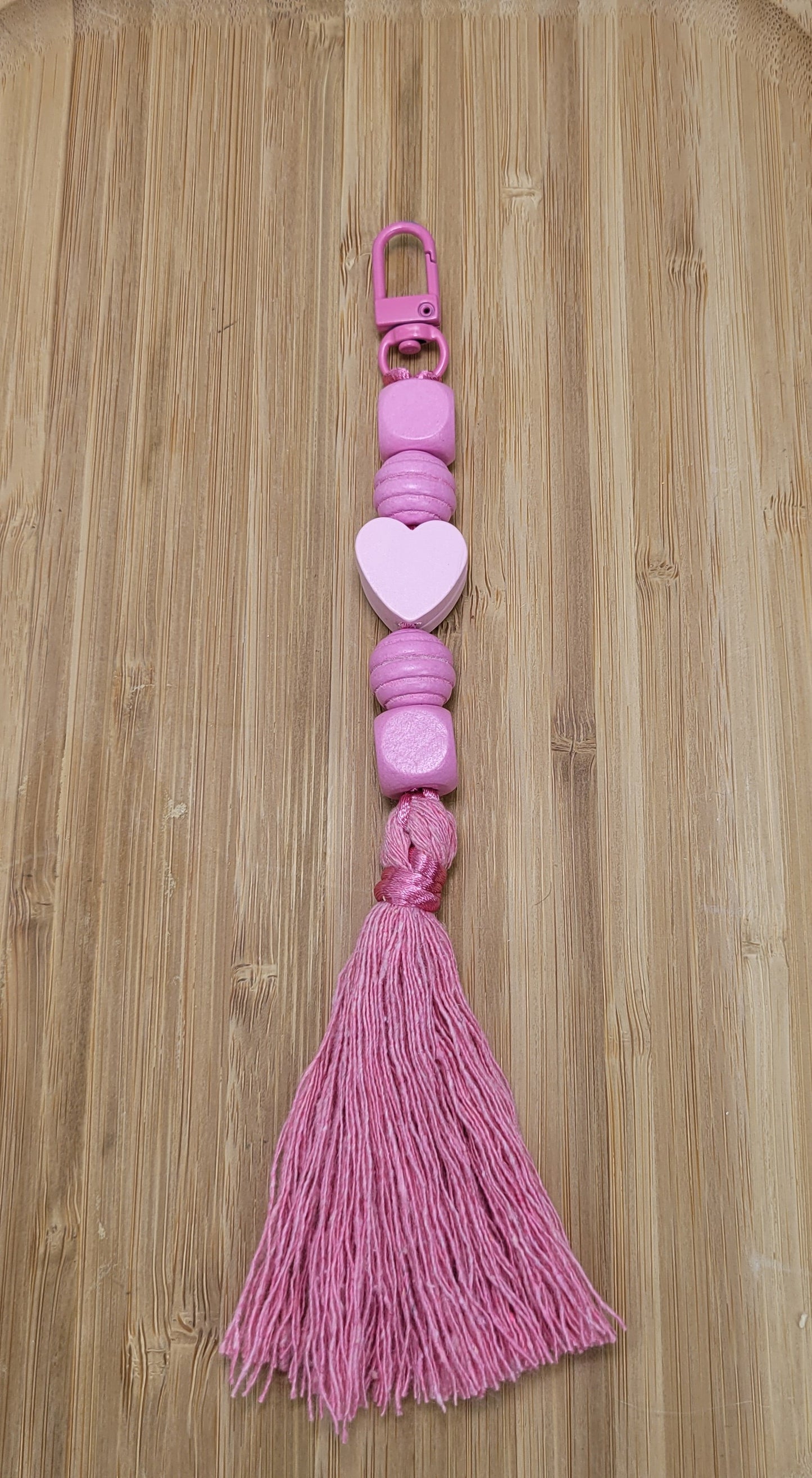 Bijou/porte-clés fait en perles de bois