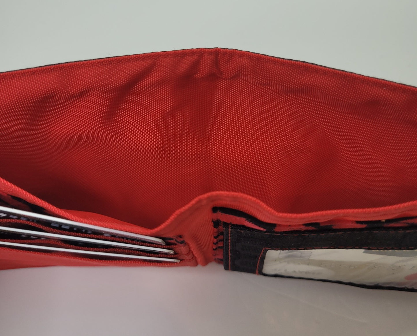 Portefeuille noir et rouge