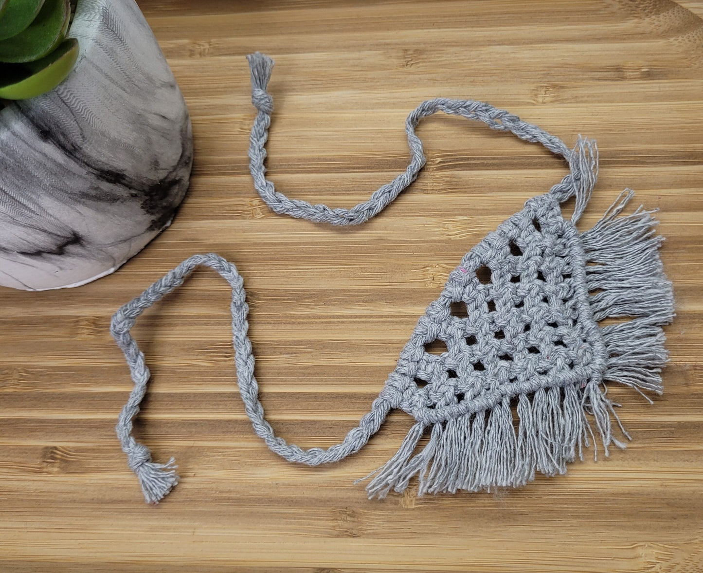 Foulard chat/chien en macramé