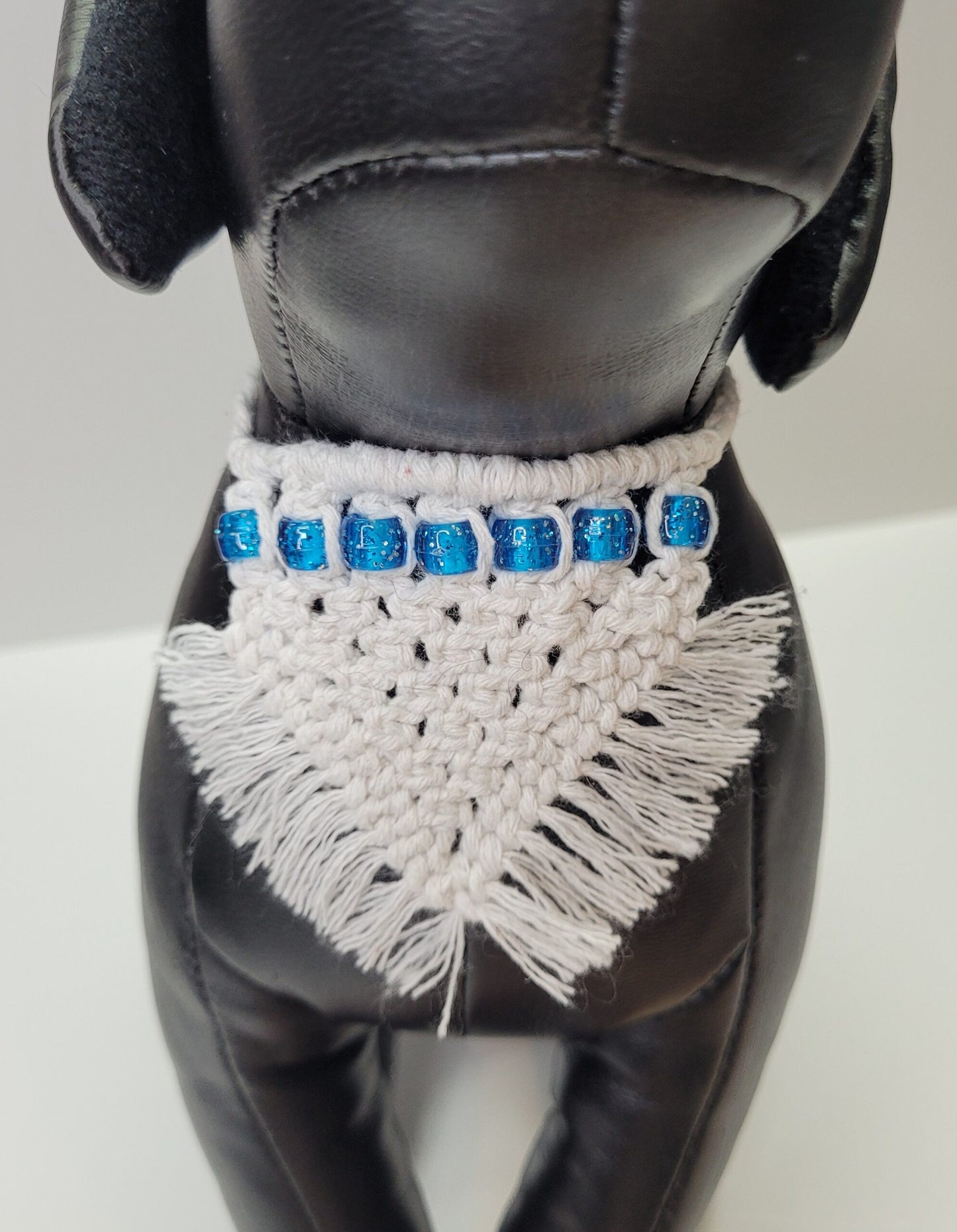 Foulard chat/chien en macramé