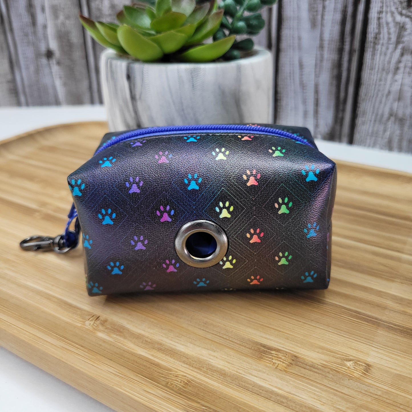 Distributeur de sacs à caca pour chien