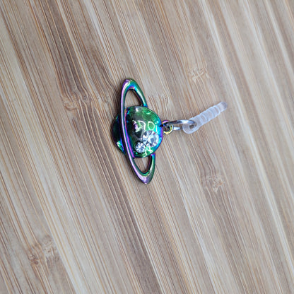 Pendentif pour cellulaire sur bouchon anti-poussière