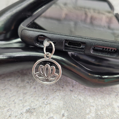 Pendentif pour cellulaire sur bouchon anti-poussière