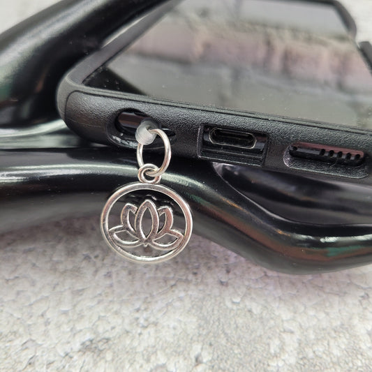 Pendentif pour cellulaire sur bouchon anti-poussière