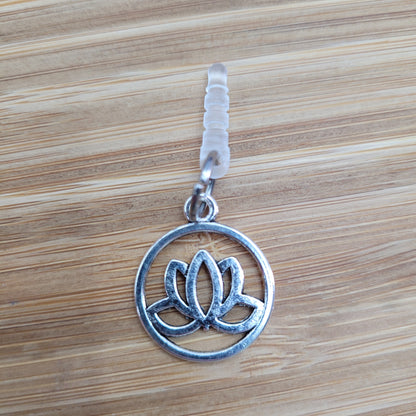 Pendentif pour cellulaire sur bouchon anti-poussière