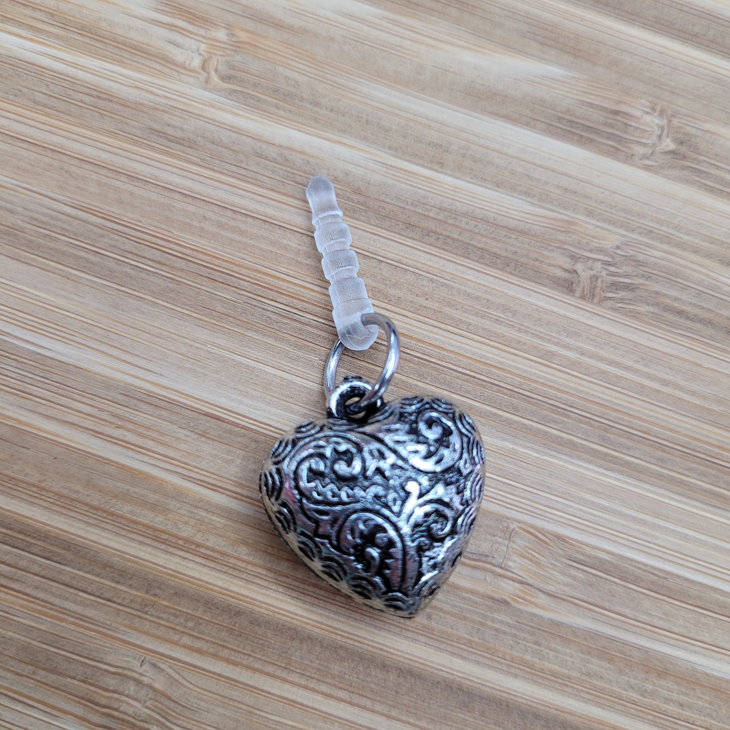 Pendentif pour cellulaire sur bouchon anti-poussière