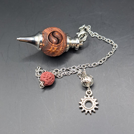 Pendule sculpté breloque soleil