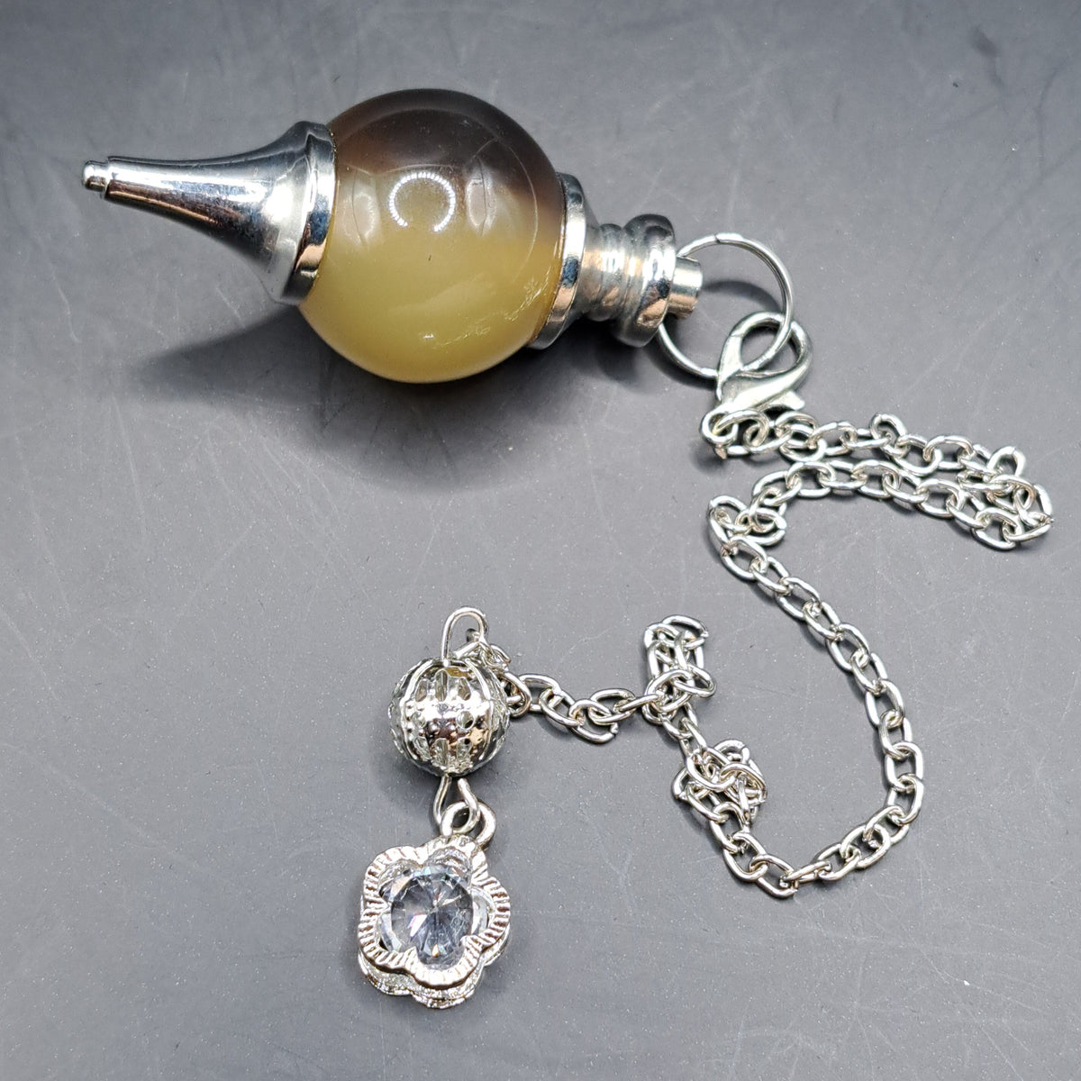 Pendule imitation corne de yak breloque fleur