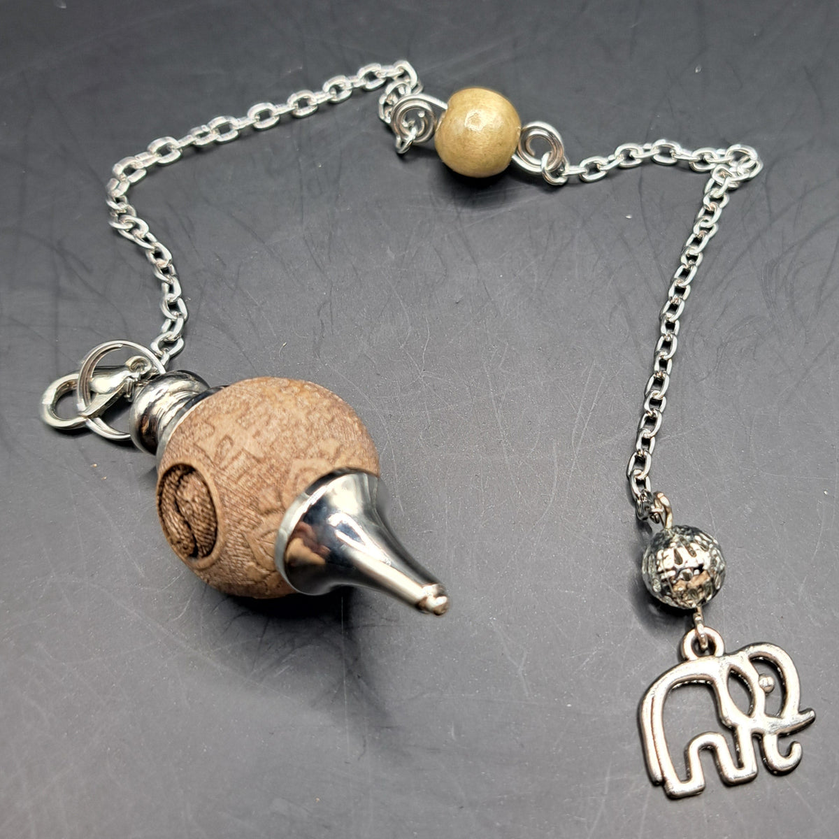 Pendule sculpté breloque éléphant