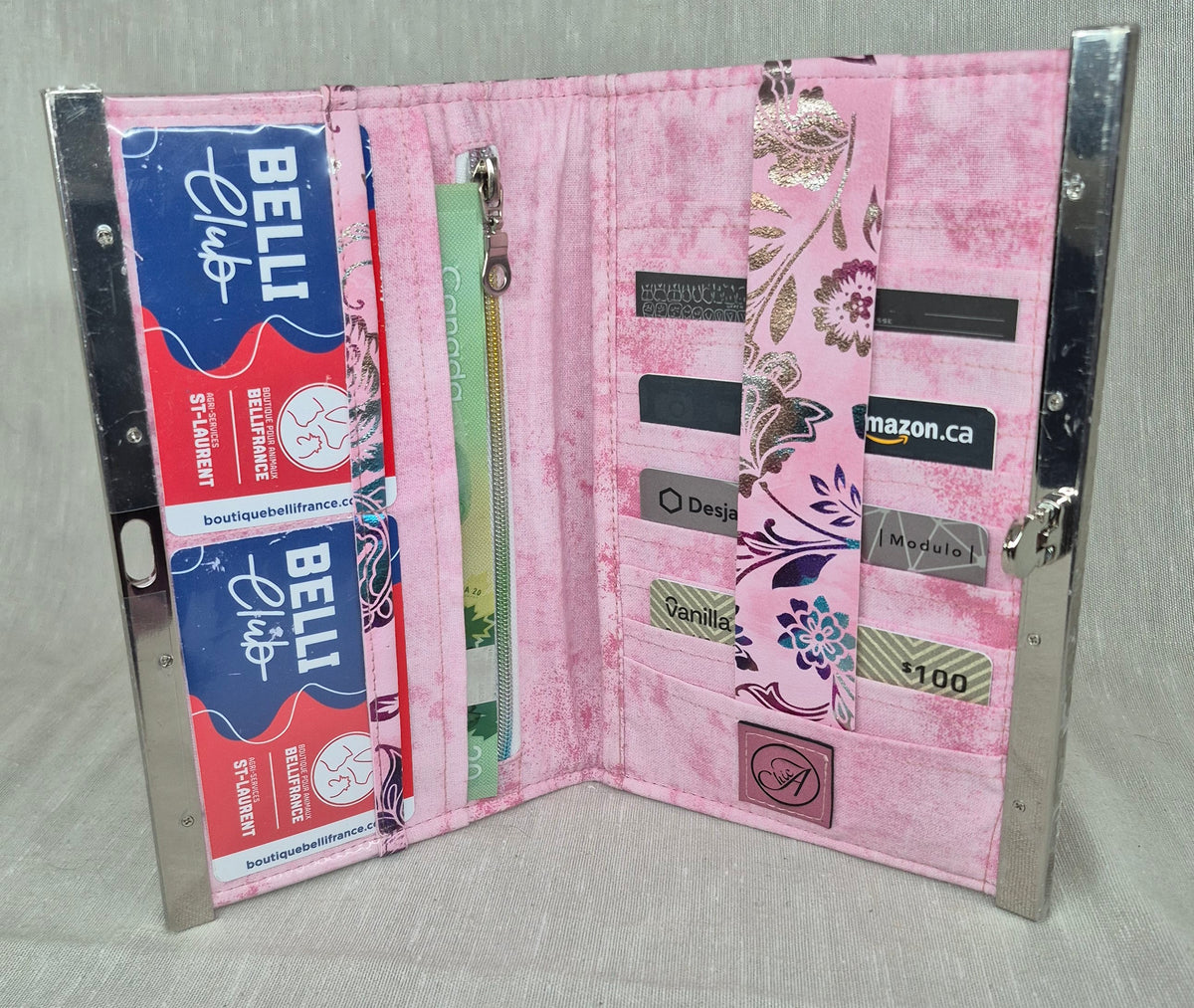 Portefeuille fond rose et fleurs brillantes