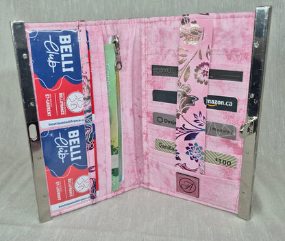 Portefeuille fond rose et fleurs brillantes