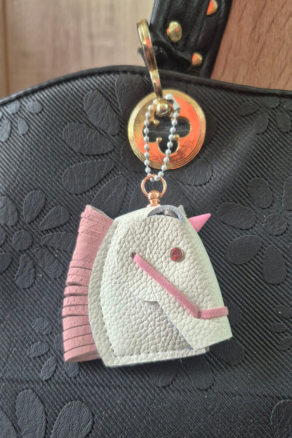 Têtes de licorne en cuir