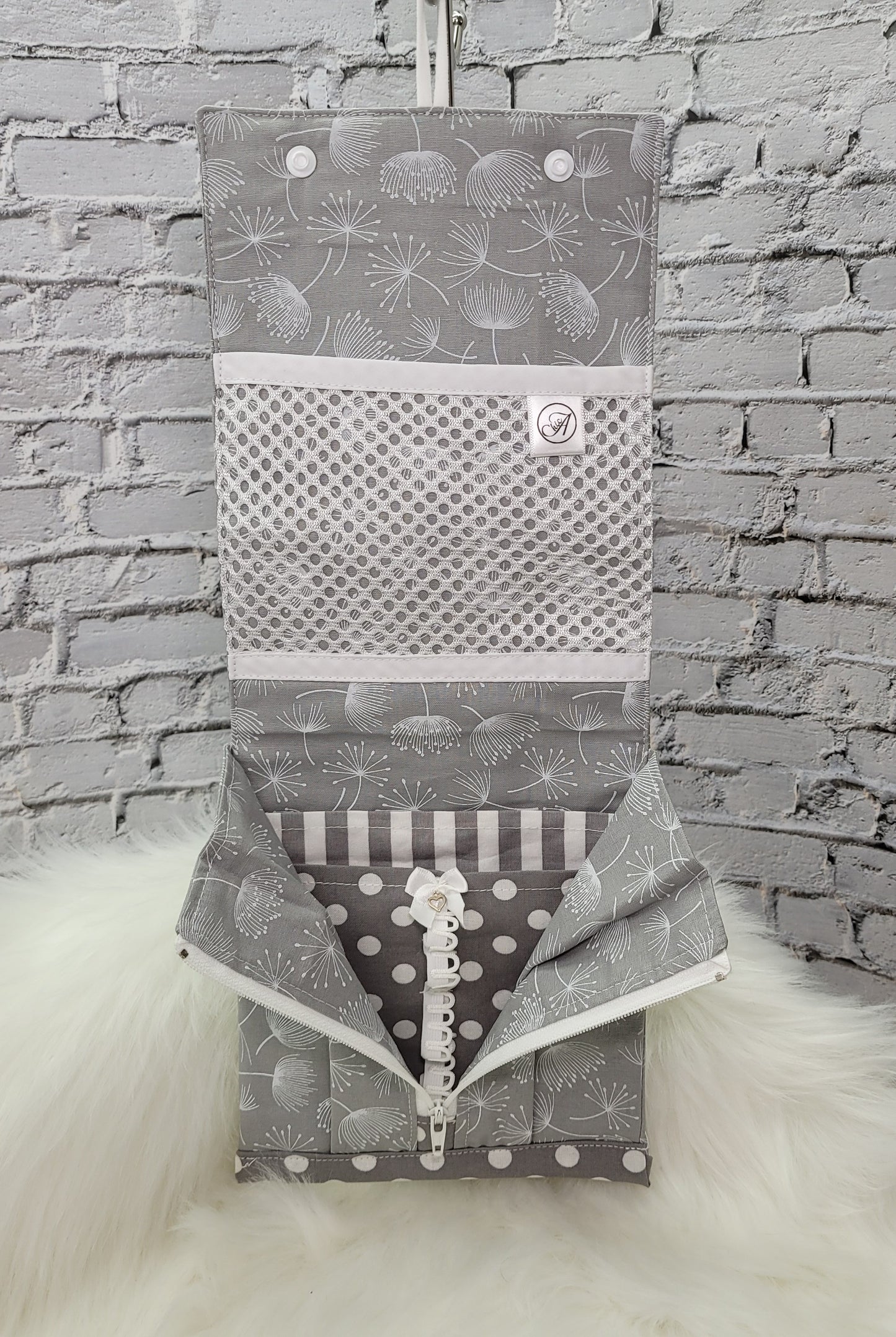 Grande trousse pour essentiels sanitaires.