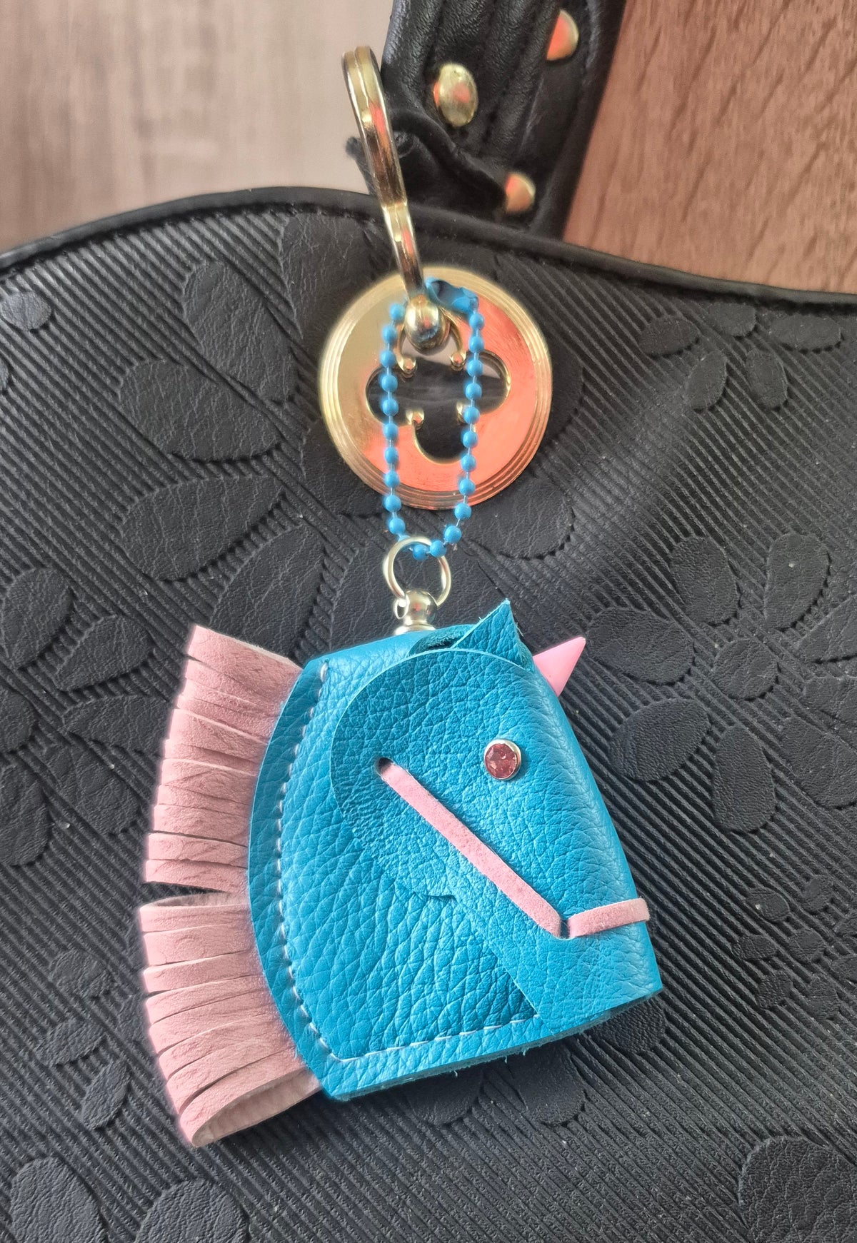 Têtes de licorne en cuir