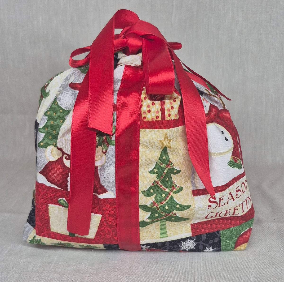Sac cadeau en tissu avec son ruban/boucle