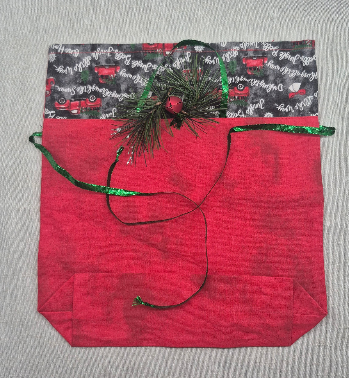 Sac cadeau en tissu avec son ruban/boucle